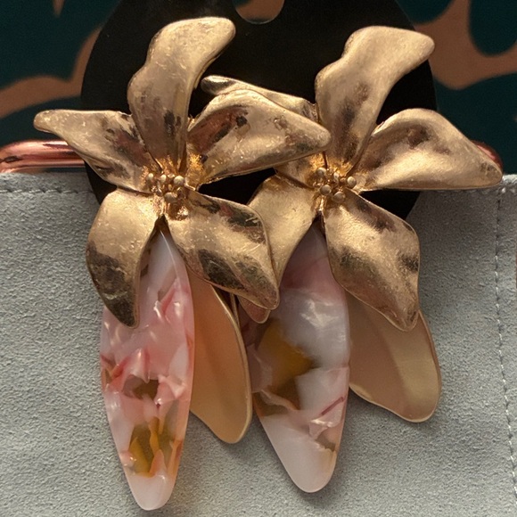 Jewelry - Gold Tone Floral Statement Dangle Earrings W Gray Dust Bag/ Holder New